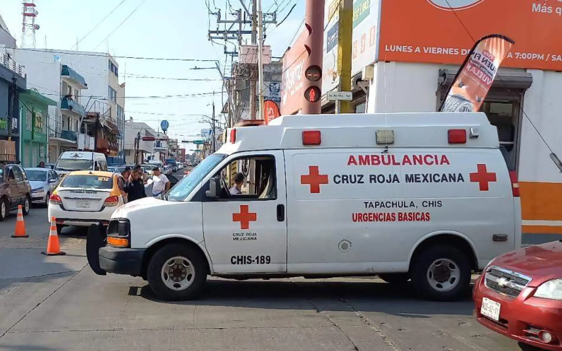 ambulancia cruzando la calle